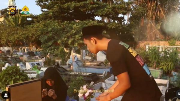 AKP Rita Polwan Polda Jambi ya dengan anak bungsu AKP Rita Polwan Polda Jambi ya dengan anak bungsunya berziarah ke makam suami (Foto: Instagram/@polisi_indonesia)