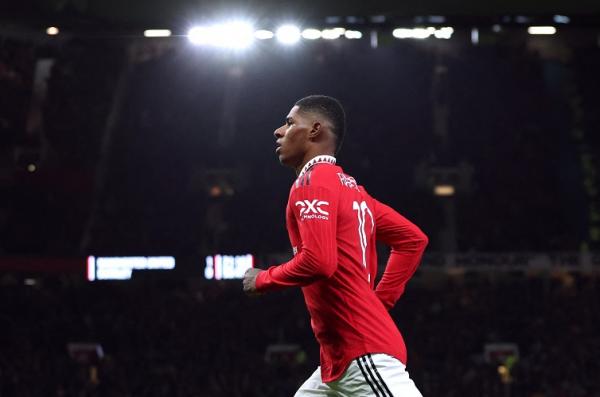 Striker Manchester United, Marcus Rashford berselebrasi usai membobol gawang Burnley pada laga Piala Liga Inggris 2022/2023 di Stadion Old Trafford, Kamis (22/12/2022). (Foto: REUTERS)