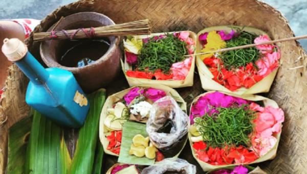 Sesajen canang sari Canang sari, sesajen di Bali. (Foto: Instagram @debbie.d.92)