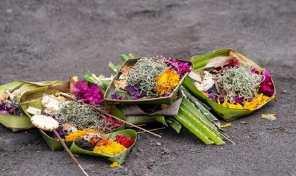 Sesajen atau canang di Bali. (Foto: Instagram @dann.mal.weg)