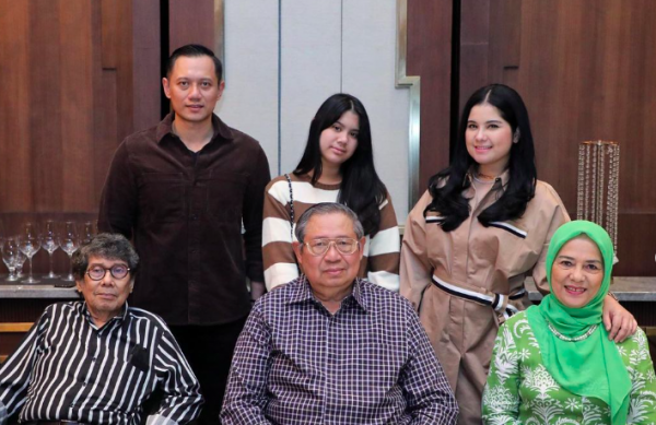 Screen Shot 2022 12 23 At 13 15 56 Artis menikah dengan anak dan cucu presiden.