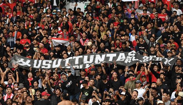 Suporter Timnas Indonesia memadati Stadion Utama Gelora Bung Karno (SUGBK), Kamis (29/12/2022) sore. (Foto: MPI/Andri Bagus Syaeful)
