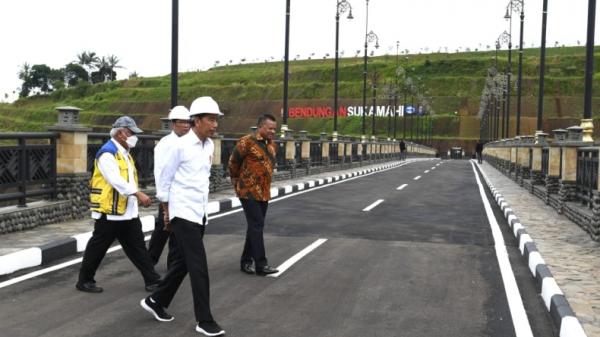 Jokowi Bendungan Sukamahi Presiden Jokowi usai meresmikan Bendungan Sukamahi, Kabupaten Bogor, Jawa Barat (Raka Dwi Novianto/MNC Portal)