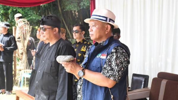 KAWIN BATU MAJALENGKA1 Wakil Bupati Majalengka Tarsono D Mardiana (mengenakan topi) hadir dalam Festival Kawin Batu. (FOTO: majalengkakab.go.id)