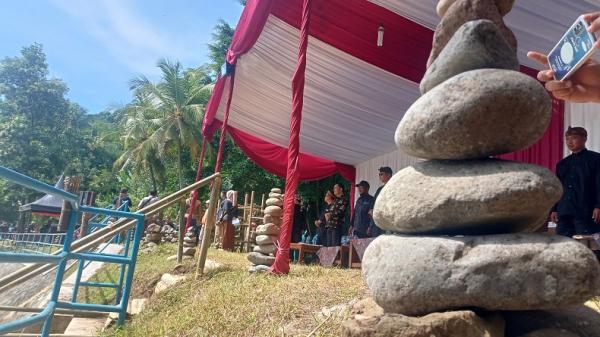 KAWIN BATU MAJALENGKA2 Kawin Batu mengandung filosofi dan pesan mendalam tentang keharmonisan dan toleransi. (FOTO: ININ NASTAIN)