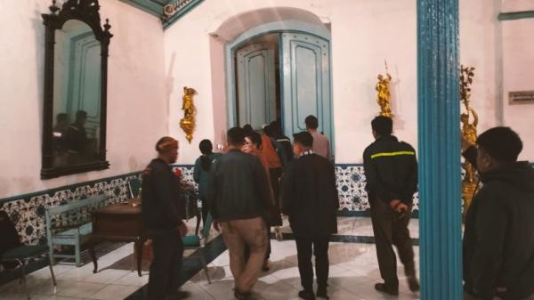 Keraton Solo Keraton Kasunanan Surakarta kembali memanas, Jumat (23/12/2022). Dikabarkan terjadi bentrokan di dalam lingkungan keraton. (R August/MNC Portal)