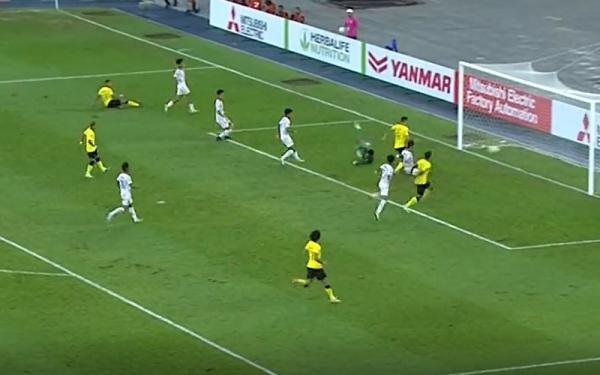 Malaysia unggu; Timnas Malaysia unggul 1-0 melawan Laos pada babak pertama penyisihan Grup B Piala AFF 2022. Gol Malaysia dicetak Sergio Aguero. (foto: Screenshot video AFF).