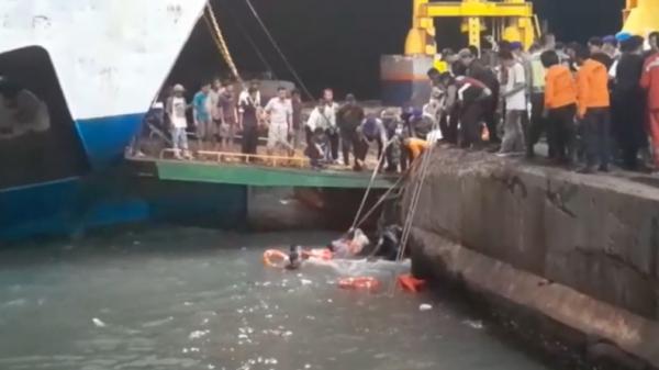 Mobil terjun ke laut-1 Petugas menyelamatkan pasutri yang mobilnya terjun ke laut saat akan naik kapal di Pelabuhan Merak, Banten (Iskandar Nasution/MNC Portal)