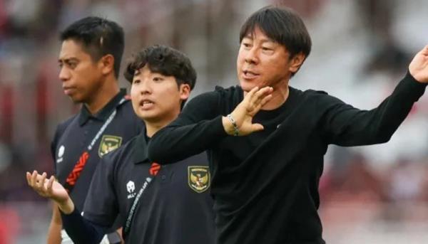 Shin Tae-yong Timnas Indonesia menatap laga kontra tim lumbung gol Brunei Darussalam pada lanjutan Grup A Piala AFF 2022, Senin (26/12/2022) sore. (Foto: The Thao 247)
