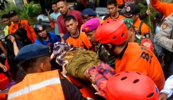 Tim SAR mengevakuasi jenazah korban banjir di Kota Makassar, Minggu (25/12/2022). (Foto: Antara)