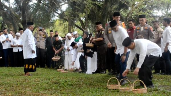 Ratusan warga menghadiri peringatan 18 tahun tsunami Aceh. Acara ini dipusatkan di kompleks kuburan massal korban tsunami di Desa Siron, Kabupaten Aceh Besar (Taufan Mustafa/MNC Portal)
