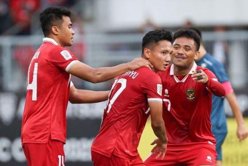 Gelandang Timnas Indonesia, Syahrian Abimanyu (tengah) merayakan gol ke gawang Brunei Darussalam pada laga Grup A Piala AFF 2022 di Stadion KLFA, Kuala Lumpur, Senin (26/12). (Foto: Instagram/@pssi)