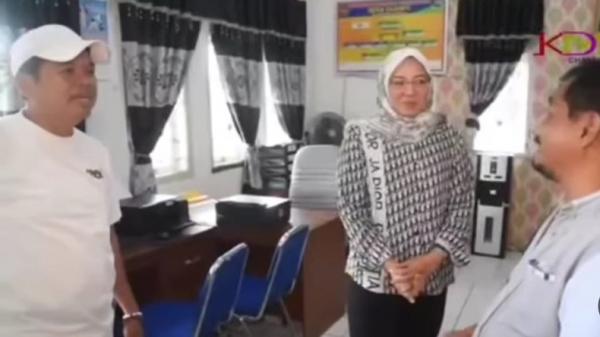 DEDI MULYADI MIRIP ANNE Dedi Mulyadi berbincang dengan Kades Cijunti dan staf bernama Widyanti yang wajah dan postur tubuhnya mirip Anne Ratna Mustika. (FOTO: ISTIMEWA/INSTAGRAM KDM)