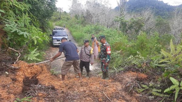 Jalan antar Kabupaten Tertimbun Longsor di Tapsel, Rabu (28/12/2022). (Foto: Dok : Polres Tapsel)