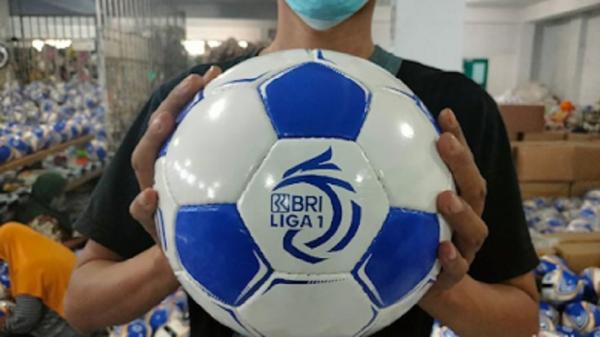 BOLA SEPAK MAJALENGKA Bola sepak asal Majalengka menjadi bola resmi dan merchandise yang digunakan dalam gelaran Liga 1 Indonesia. (FOTO: ISTIMEWA)