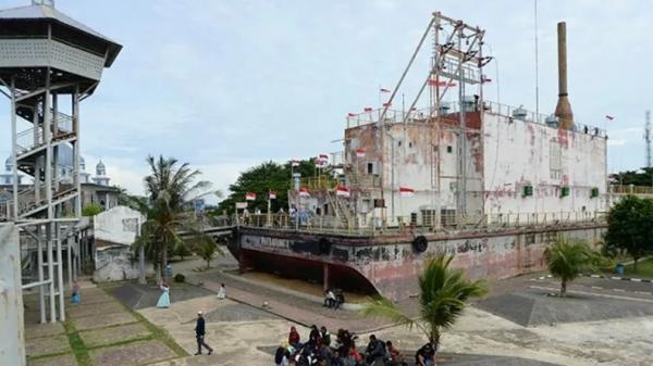 Kapal PLTD Apung 1 yang hempas tsunami Kapal Pembangkit Listrik Tenaga Diesel (PLTD) Apung 1 yang dihempaskan gelombang tsunami Aceh ke daratan (Antara)