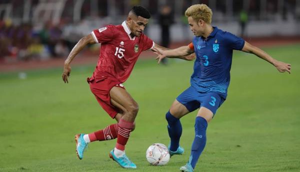 Timnas Indonesia 2 Pelatih Timnas Indonesia, Shin Tae-yong ditemani pemainnya Marc Klok dalam konferensi pers usai melawan Thailand di laga PIala AFF 2022, Kamis (29/12/2022). (Foto: MPI/Quadiliba Al-Farabi)