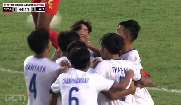 Pemain Laos merayakan gol kedua mereka ke gawang Myanmar pada laga Grup B Piala AFF 2022 di Stadion Thuwunna, Yangon, Jumat (30/12/2022). (Foto: RCTI+)