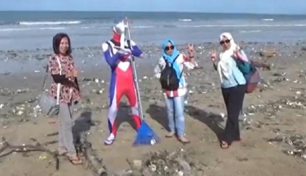Ultraman viral Ultraman viral di Pantai Kuta. (Foto: Bagus Alit)