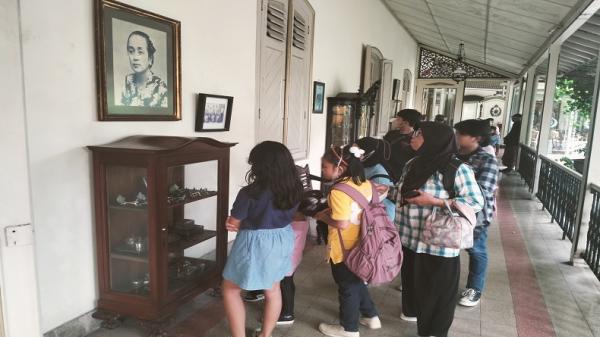 wisatawan pura mangkungaran Wisatawan yang berkunjung ke Pura Mangkunegaran Solo. Foto: MNC Portal/R August.