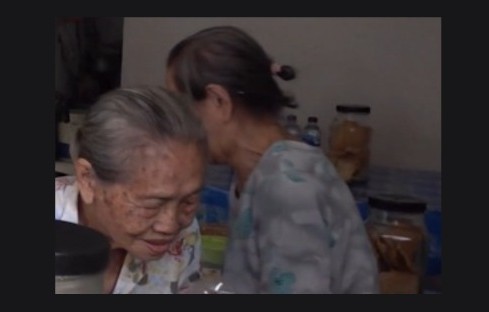 mbah Harianti dan Widiastuti, pemilik Cafe Es Setabelan di Solo, Jawa Tengah. Foto: Instagram Erick Thohir