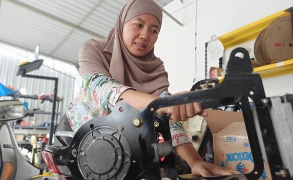 Ayuning Fitri Desanti saat mengecek salah satu komponen untuk motor listrik. (Foto: iNews.id/ihya ulumuddin).