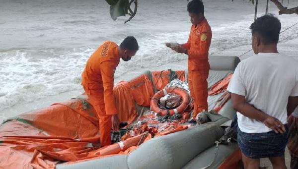 Tim SAR mengevakuasi 4 ABK Kapal TB Muara Sejati yang selamat dengan liferaft. (Foto: Basarnas Pangkalpinang)