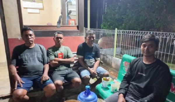 Empat ABK TB Muara Sejati yang selamat. (Foto: Basarnas Pangkalpinang)