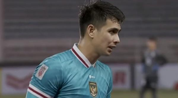 Kiper Indonesia Nadeo Argawinata meninggalkan lapangan lebih awal karena cedera.&nbsp;(Foto: Tangkapan Layar RCTI+)