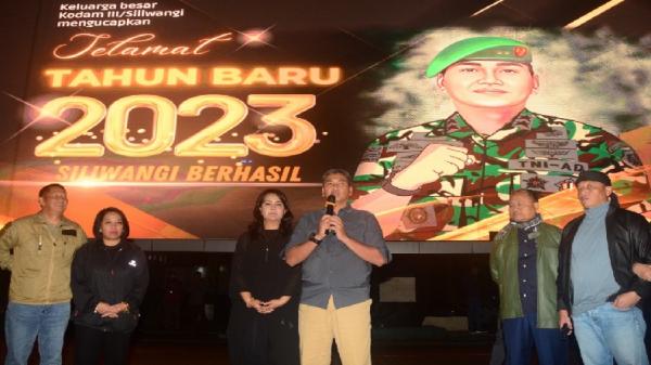 Pangdam Siliwangi Mayjen TNI Kunto Arief Wibowo dan istri saat menggelar acara menyambut tahun baru 2023 dan menutup 2022. (FOTO: Pendam Siliwangi)