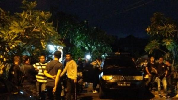 Pelaku Pembunuhan Perempuan di Kos Denpasar Polisi menangkap RAPB (26) di indekos Jalan Serma Gede, Denpasar, Senin (2/1/2023) malam. (Foto: Antara)