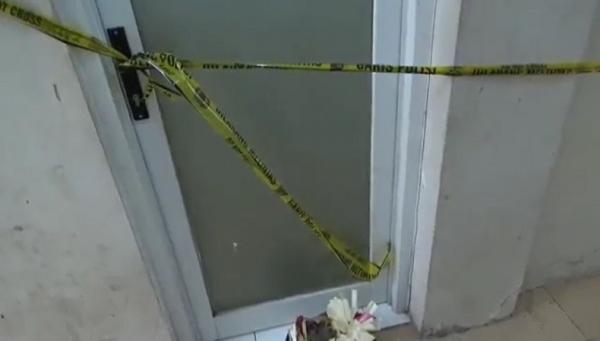 Kamar 109 tempat korban ditemukan tewas dipasang garis polisi. (Foto: Indira Arri)