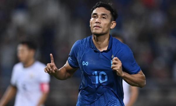 Teerasil Dangda Timnas Thailand Vs Kamboja Thailand hajar Kamboja 3-1 pada matchday terakhir Grup A Piala AFF 2022 di Thammasat Stadium, Senin (2/1/2023) malam WIB. (Foto: The Thao 247)