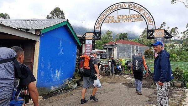 pendaki gunung slamet purbalingga Sejumlah pendaki Gunung Slamet saat mendaki melalui Jalur Bambangan, Kabupaten Purbalingga. Foto: ANTARA/Sumarwoto.
