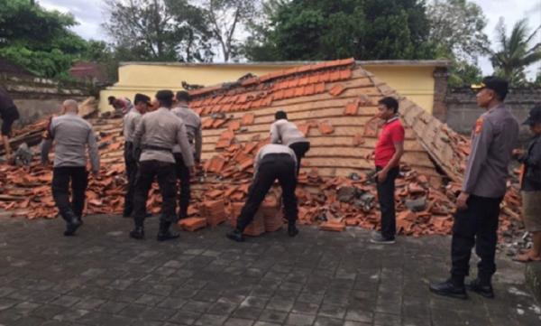 Pura di Gianyar, ambruk diterjang angin kencang yang melanda Bali, Senin (2/1/2023) sore. (Foto: Ketut Catur)