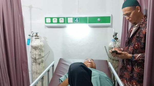 Relawan Anies Baswedan Bukittinggi dikeroyok Ketua relawan Anies Baswedan di Bukittinggi, Sumatera Barat, dikeroyok orang tak dikenal hingga pingsan dan dirawat di rumah sakit (Wahyu Sikumbang/iNews.id)
