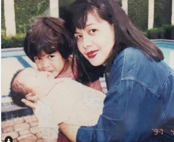 Maudy Ayunda Kecil Potret Lawas Artis Bareng Adik. (foto: instagram)