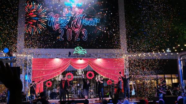tahun baru 2023 summarecon mall bekasi Detik-detik pergantian tahun 2023 dan disambut dengan letusan kembang api yang menghiasi langit Summarecon Mall Bekasi. (Foto: dok SMB)