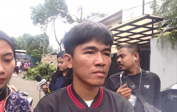 Tiko Cakung Tiko sudah merawat ibunya sendiri selama 12 tahun (Foto: Rojab)