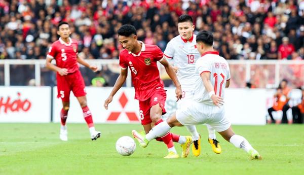 Presiden Joko Widodo (Jokowi) menonton langsung partai semifinal Piala AFF 2022 antara Indonesia melawan Vietnam di Stadion Utama Gelora Bung Karno (SUGBK), Jakarta, Jumat (6/1/2023) yang berakhir imbang. (Foto: MPI/Raka Dwi Novianto)