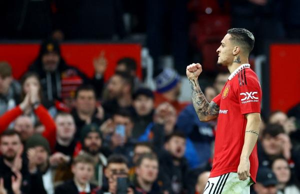 Winger Manchester United, Antony merayakan gol ke gawang Everton pada laga Piala FA 2022/2023 di Stadion Old Trafford, Sabtu (7/1/2023). (Foto: REUTERS)