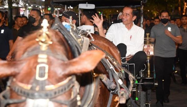 Jokowi 2 Presiden Jokowi menaiki andong berkeliling Jalan Malioboro, Kota Yogyakarta, Sabtu (7/1/2023) malam. (Foto Setpres).