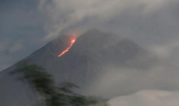 Penampakan lava pijar yang dikeluarkan Gunung Semeru, Minggu (8/1/2023). (istimewa).