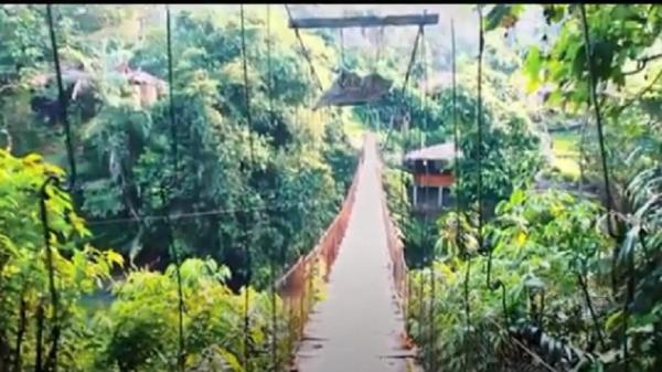 surga tersembunyi di Tangkahan Sumut, Jembatan Gantung Tangkahan (Fotp: YouTube/Yakaosku) surga tersembunyi di Tangkahan Sumut, Jembatan Gantung Tangkahan (Fotp: YouTube/Yakaosku)