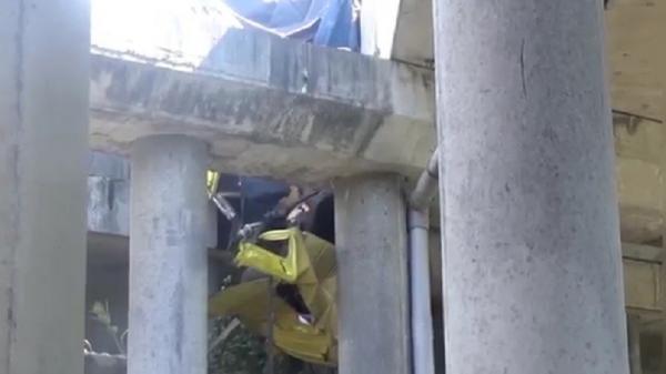 Truk Kecelakaan Jombang Mukhtar 2 Kecelakaan terjadi di jembatan jalan tol KM 672, Desa Gondangmanis, Kecamatan Bandarkedungmulyo, Kabupaten Jombang, Jawa Timur, Senin (9/1/2023). (Foto: Mukhtar Bagus).