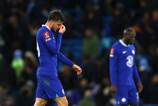 Pemain Chelsea, Mason Mount tampak kecewa timnya dibantai 0-4 oleh Manchester City pada laga Piala FA 2022/2023 di Stadion Etihad, Manchester, Minggu (8/1/2023). (Foto: REUTERS)