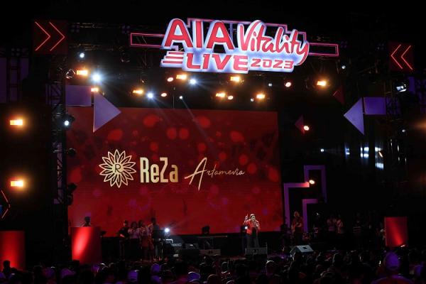 Musisi ternama Reza Artamevia saat tampil dalam AIA Vitality Live 2023 yang berlangsung di Istora Senayan, Jakarta, pada Minggu (8/1/2023). (Foto: dok AIA Financial)