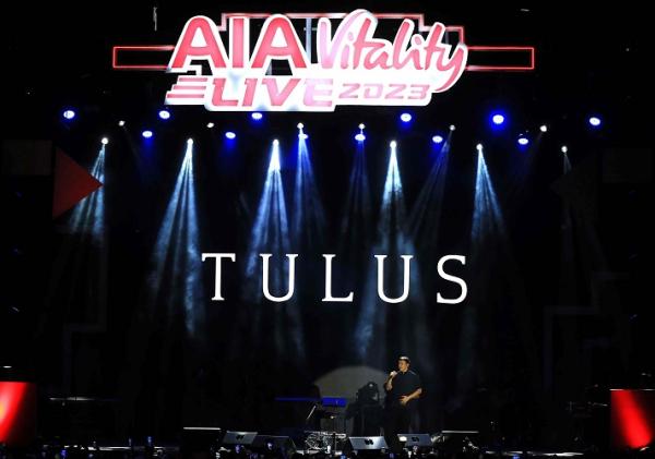 Musisi ternama Tulus saat tampil dalam AIA Vitality Live 2023 yang berlangsung di Istora Senayan, Jakarta, pada Minggu (8/1/2022). (Foto: dok AIA Financial)