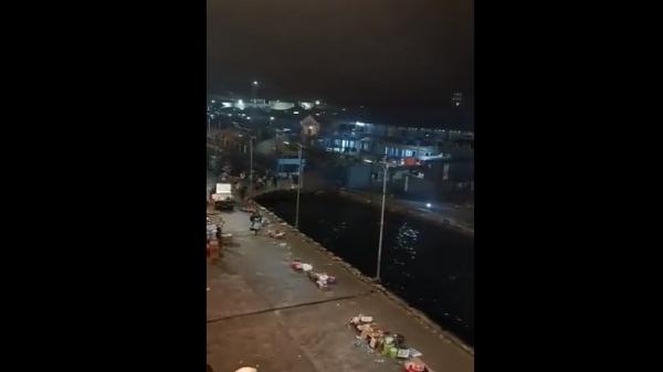 Kepanikan Warga di Pelabuhan Sudarso Tual Maluku Tangkapan Layar Kepanikan Warga di Pelabuhan Sudarso Tual Maluku Tenggara usai Gempa M7,9 (Foto: Twitter)