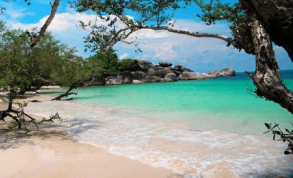 Pantai Tanjung Tinggi Belitung Pantai Tanjung Tinggi yang menjadi lokasi syuting film Laskar Pelangi. (Foto: i.pinimg.com)